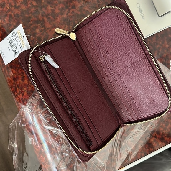 ๐ฅ ON SALE ๐ฅ Hamilton Traveler Large Zip Around Leather Wallet - Picture 10 of 12